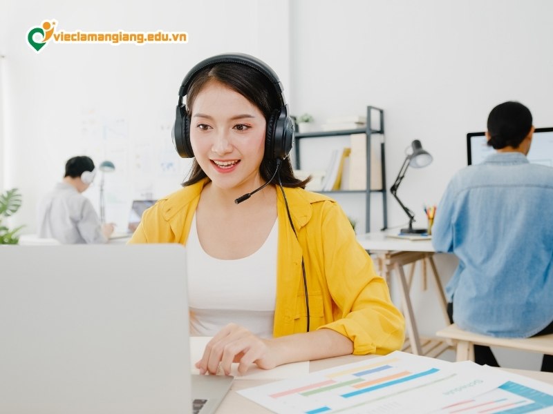 Nhân viên chăm sóc và hỗ trợ khách hàng