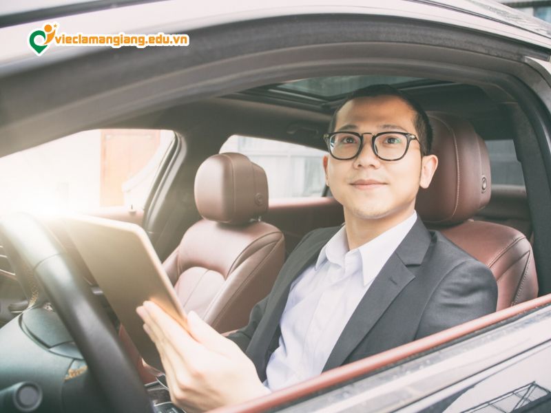 Tài xế xe công ty đưa đón cán bộ